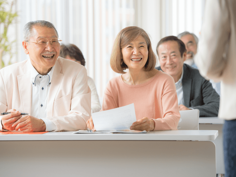 セミナーに参加するシニア男女