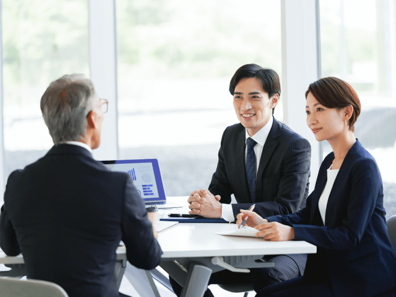 商談にWebサイトを使用するビジネスマン